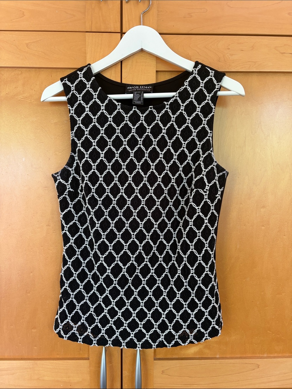 Frank Lyman Black & White Geometric Chain-Link Knit Tank